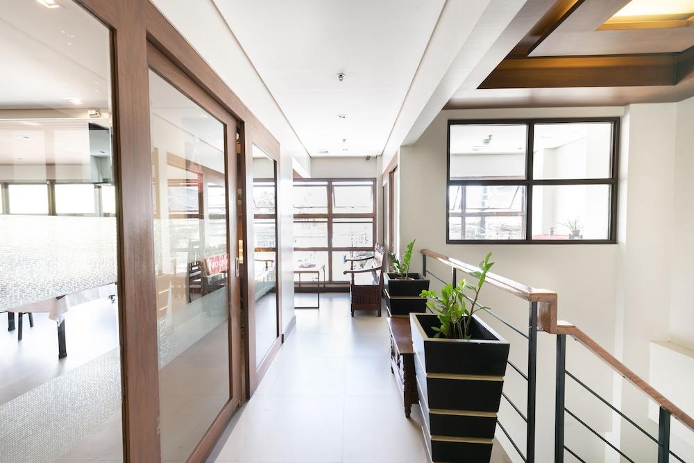 West Makati Hotel Макати Экстерьер фото