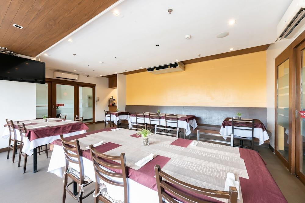 West Makati Hotel Макати Экстерьер фото