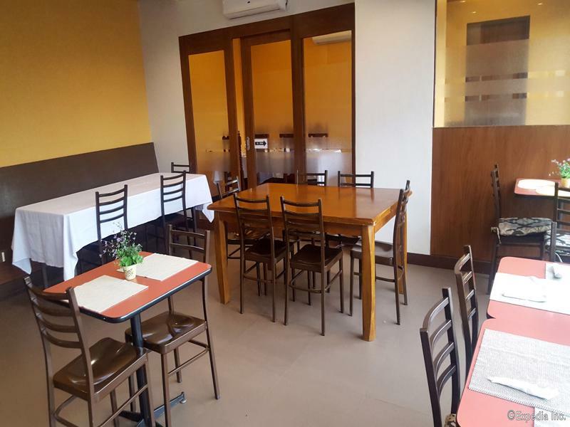 West Makati Hotel Макати Экстерьер фото