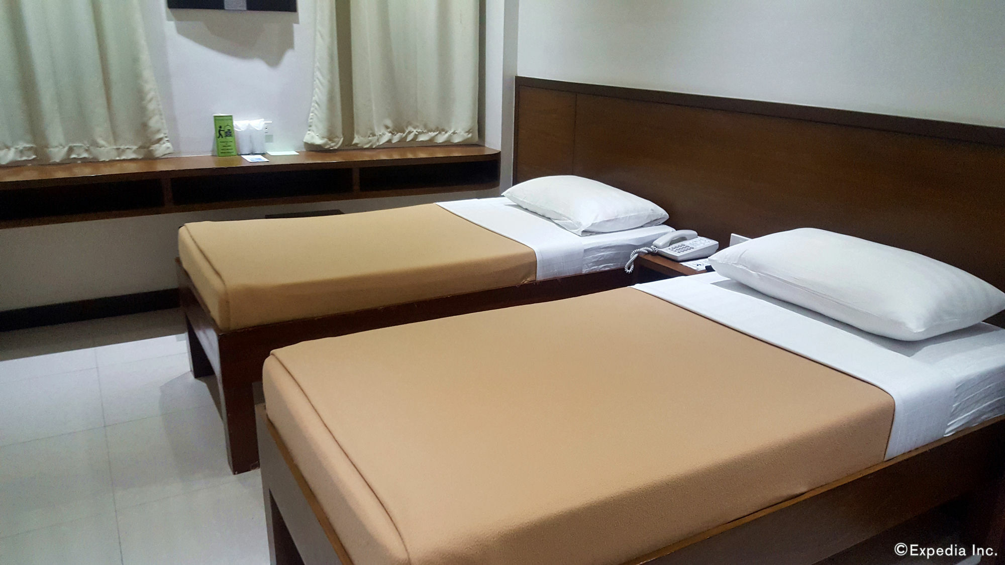 West Makati Hotel Макати Экстерьер фото