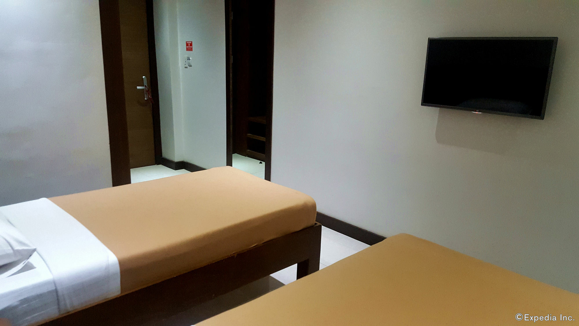West Makati Hotel Макати Экстерьер фото